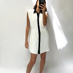 Classy klänning - Hej! Jag säljer den här oanvända klänningen eftersom den inte passar så bra på mig. Lapp finns kvar på klänningen. Den är storlek S🌸