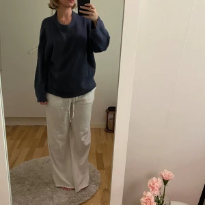 Stickad tröja  - Stickad tröja från Lager157. Storlek xs. Perfekt till sommarkvällar.