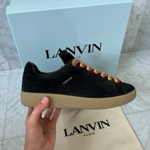 Lanvin ”Curb lite” Skor - Säljer nu dessa otroligt feta och unika skor från Lanvin i modellen Curb Lite. | Skorna är använda runt 5 gånger ~ 9.5/10 | Storlek: 44 (De sitter inte som andra lanvins, dessa sitter 0.5-1 storlekar mindre) | Nypris: 8000 kr | Kvitto följer med!