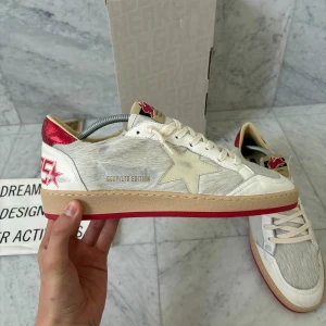Golden Goose skor  - Säljer nu dessa feta Golden goose skor i modellen Ballstar. | Skorna är helt nya och aldrig använda. | Det är limited edition med bl.a häst päls. | Storlek: 43 och de kan sitta 0.5-1 storlekar större | Nypris: 7000 kr | Allting på bild 4 tillkommer! 