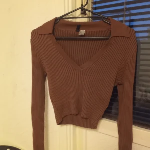 Långärmad magtröja  - Säljer en brun långärmad magtröja. Brun färg. Strl S från H&M. Använd ca 2 gånger så den är typ som ny. Säljer den för 40kr + frakt! 