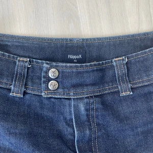 Jeans - Säljer dessa lågmidjade jeans frön Filippa K då de tyvärr blivit för korta för mig