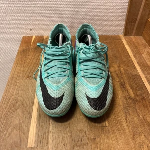 Fotbollsskor  -  använda i en vecka sen bet hunden sönder strumpan så fick klippa av dom men går självklart fortfarande och använda dom och tycker att de blev goare utan