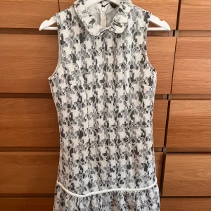 Stockholmsstil klänning - Mini Stockholmsstil klänning köpt på Sellpy men säljer då den är för liten🤍