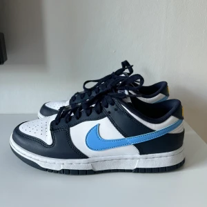 Nike Dunk Low  - Nike Dunk Low. Endast använda ett fåtal gånger, skicket är i princip som nytt. Så fin färg och väldigt sköna, men de har tyvärr inte kommit till användning.   Storlek: 38,5