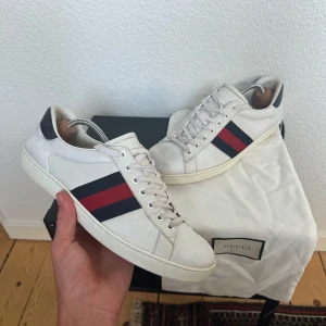 Gucci Ace - Säljer nu dessa Gucci Ace i mycket fint skick och knappt använda | Dustbag ingår vid köp | Givetvis äkta | tveka inte att kontakta om minsta intresse