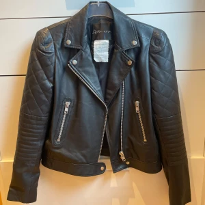 Stella Nova- Äkta skinnjacka - Äkta läderjacka från Stella Nova. (Lammläder). Inköpt i London för ca 6år sedan.  Nästan oanvänd, endast använd 1-2gånger.