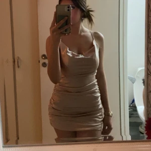 Klänning  - Bra skick inte använt den bara testat den storlek XS men passar som storlek S