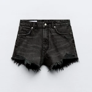 Jeansshorts  - Jeansshorts från zara i storlek 36.