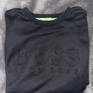 HUGO BOSS SWEATSHIRT LIMITED - Säljer nu min hugo boss långärmade tröja i storlek slim fit. En limiterad samt sällsynt tröja från en av dem första kollektionerna. Är i bra skick för sin ålder 