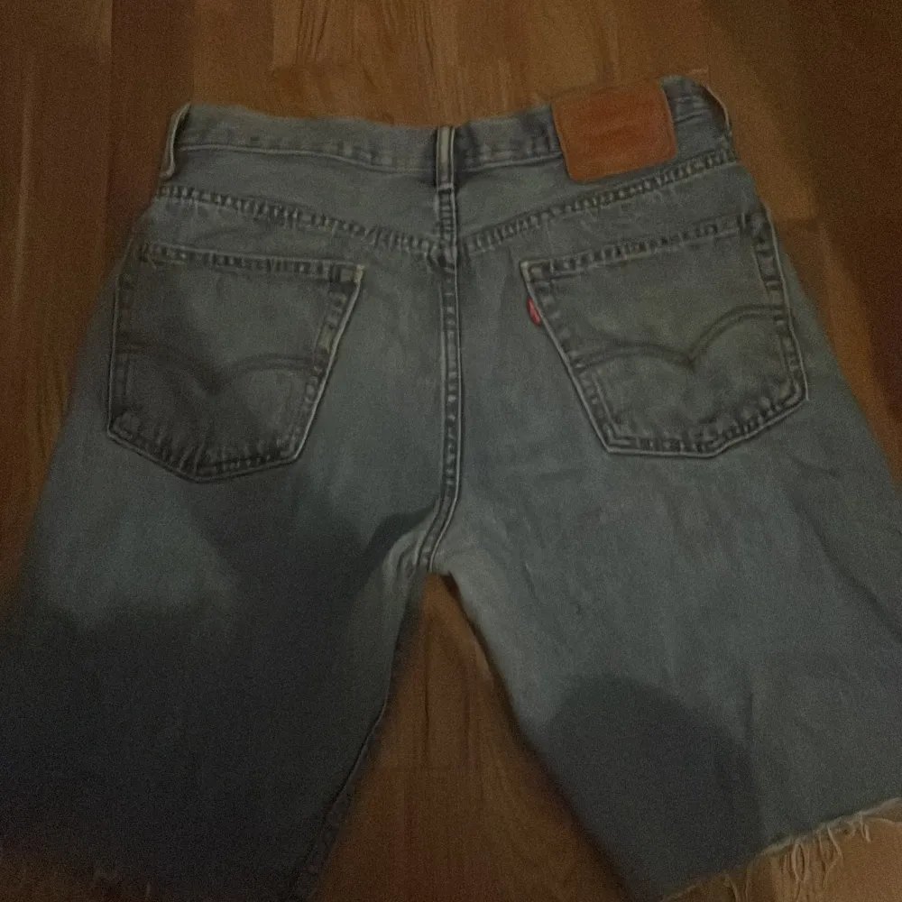 Säljer ett par jeans shorts/ jorts. De är egen klippta från ett par Levis 550. Pris kan diskuteras.. Shorts.