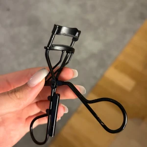 ögonfransböjare - säljer ögonfransböjare🤍 minns inte vart den är ifrån. säljer då jag har fransar och inte behöver den längre💗