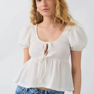 Vit tie front top från Gina Tricot  - JAG RESER NÄSTA VECKA SÅ PASSA PÅ Säljer en vit tie front top från Gina Tricot som är helt ny och aldrig använd. Säljer en exakt likadan i rosa som du kan kika på om du vill. Behövde sälja den här då retur tiden hade löpt ut. 