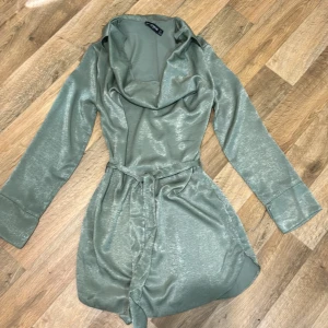 Grön blus i st xs  - Ljus grön blus st xs (oanvänd)