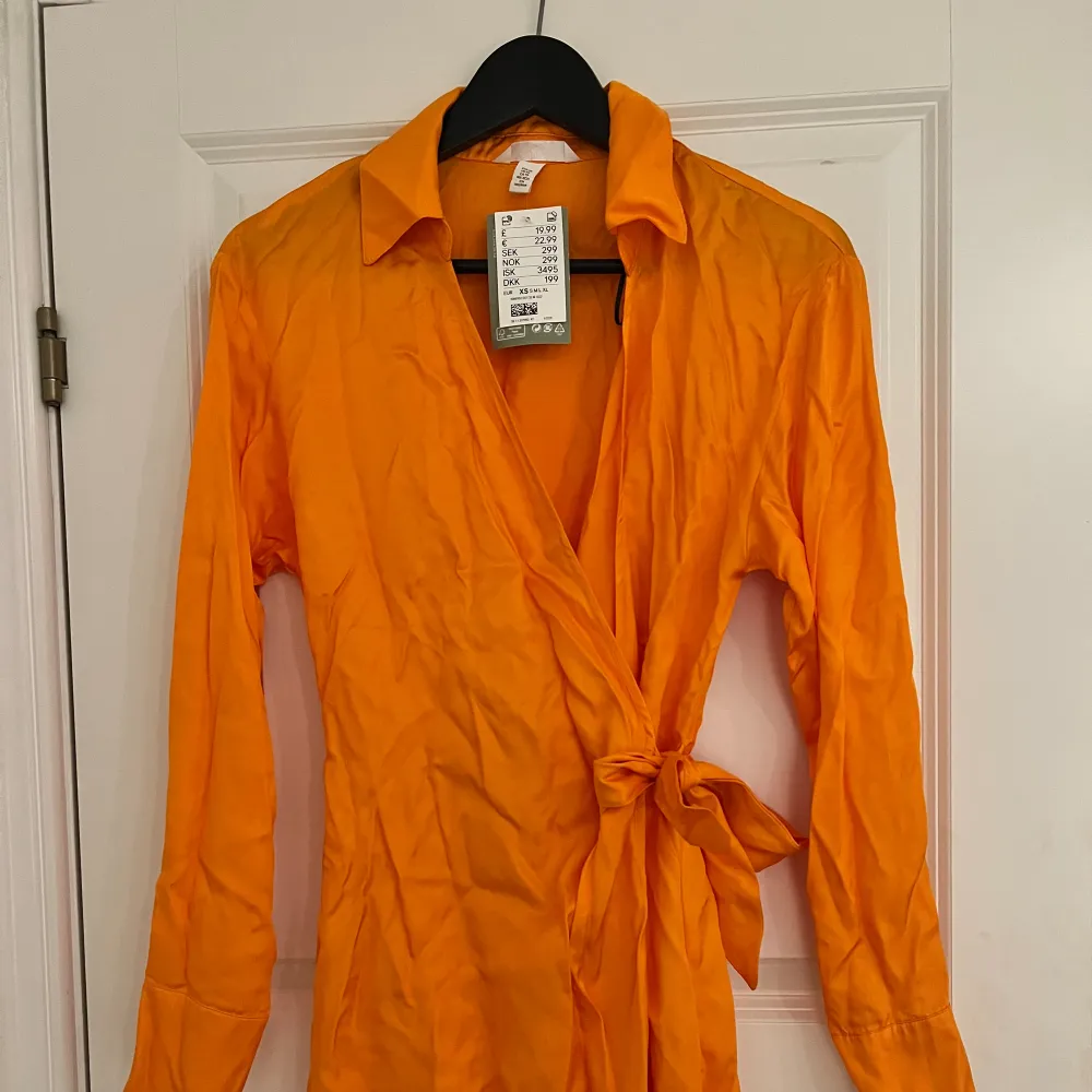 Orange klänning från H&M aldrig använd jättefin, storlek XS. Klänningar.