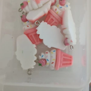 Några fler berlocker som finns 15 kr per par   - Örönhängen kolla mitt första inlägg för att få mer information finns även fler berlocker som finns at se på min profil