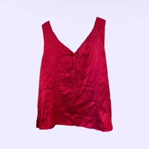röd topp med rosett 🌹 - jättefin röd topp köpt på beyond retro! endast använd en gång och i jättebra skick!❤️🌹
