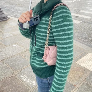 Moncler cardigan  - En unik cardigan/jacka från moncler, som är svår att få tag i. Använd få gånger och köptes av förra ägaren på Vestiaire med prislapp på, bevis finns! Hör av er om ni har några frågor! Första bilden är lånad.