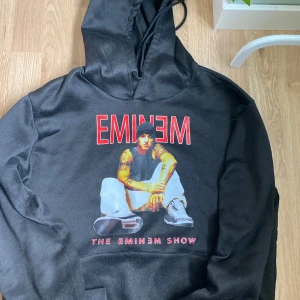 Eminem hoddie  - Säljer min eminem hoddie då den nt kommer till användning längre i tkr nt den sitter super bra. Storleken är mindre så skulle nog mer säga S o inte M 