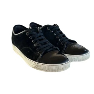 Lanvin - Nu har vi fått in dessa supersnygga lanvins! Storlek-uk7(motsvarar 42-43) skick 9/10 endast lite små repor på captoen! Medföljer dustbag och box!