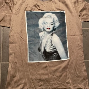Limitato T-shirt  - As fet t-shirt inför sommaren | condition 8/10 | säljs för att jag inte använder den | kom privat för fler bilder | lådan inkluderas inte.