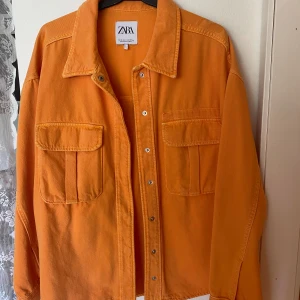 Jeansjacka Zara - Orange oversize jeansjacka från Zara! Snygg passform och endast använd 2-3 gånger. 