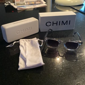 Chimi 04 grey  - Säljer nu mina chimi solglasögon som jag köpte i mars detta året. Bågen har klarar sig bra från repor även glaset som inte har några repor alls!