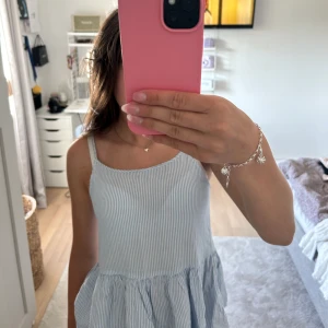 Ett söt randigt linne!  - Ett super söt randigt linne från hm.  Tyvärr för liten för mig därför jag säljer den!