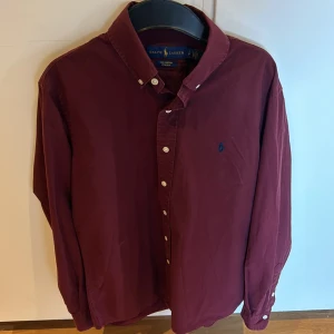 Ralph lauren Skjorta - Säljer en riktig fet Ralph lauren skjorta som är perfekt under sommaren, skick 10/10 och pris kan diskuteras 