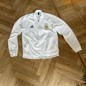 Argentina Zip up tröja - Tjena! Säljer nu denna Argentina Zip up i storlek L. Den är aldrig använd, dvs skick 10/10. Har du funderingar eller är i behov utav ytterligare bilder, tveka inte att höra av dig!
