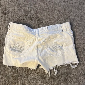 Victoria Beckham jeans shorts  - 🔻inga bilder på pga små🔻Jätte fina Victoria Beckham jeans shorts 🩳 Midjebredd är 37 cm och längden på shortsen är ca 26cm🩷