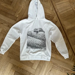 BE EDGY Hoodie Vit - Tjena! Säljer nu denna vita BE EDGY Hoodie i storlek S. Den är i bra skick. Har du funderingar eller är i behov utav ytterligare bilder, tveka inte att höra av dig!