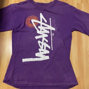 Lila Vintage stussy tshirt - Snygg stussy tshirt i bra skick