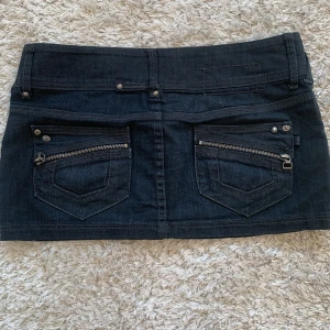 Minikjol jeans  - Mörkblå/grå minikjol i jeans men snygga knappar och fickor 💓💓