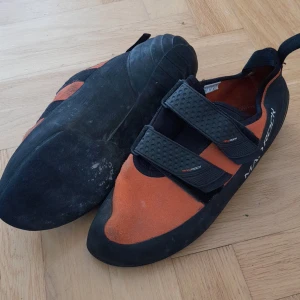 Klätterskor  - Säjs nu mina fina nästan ovännda klätterskor till ett bra pris samt en sele. Säjls komplett 700kr. Hämtas i Lund eller Postnord  som köparen står. 