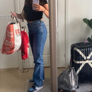 Jeans från Weekday - Säljer dessa jeans från Weekday i modellen ROWE. De är i gott skick, endast lite upprivet, därav priset (se sista bilden) annars inget märkvärdigt💕