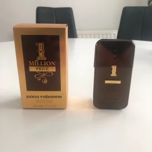 1 Million Privé - Säljer min utgående 1 Million Privé som inte marknadsförs längre. Parfymen innehåller 50 ml, då jag inte använt den alls som man kan se på bilden. Nypriset idag ligger på 1449kr, eftersom att den är extremt eftertraktad av flera.