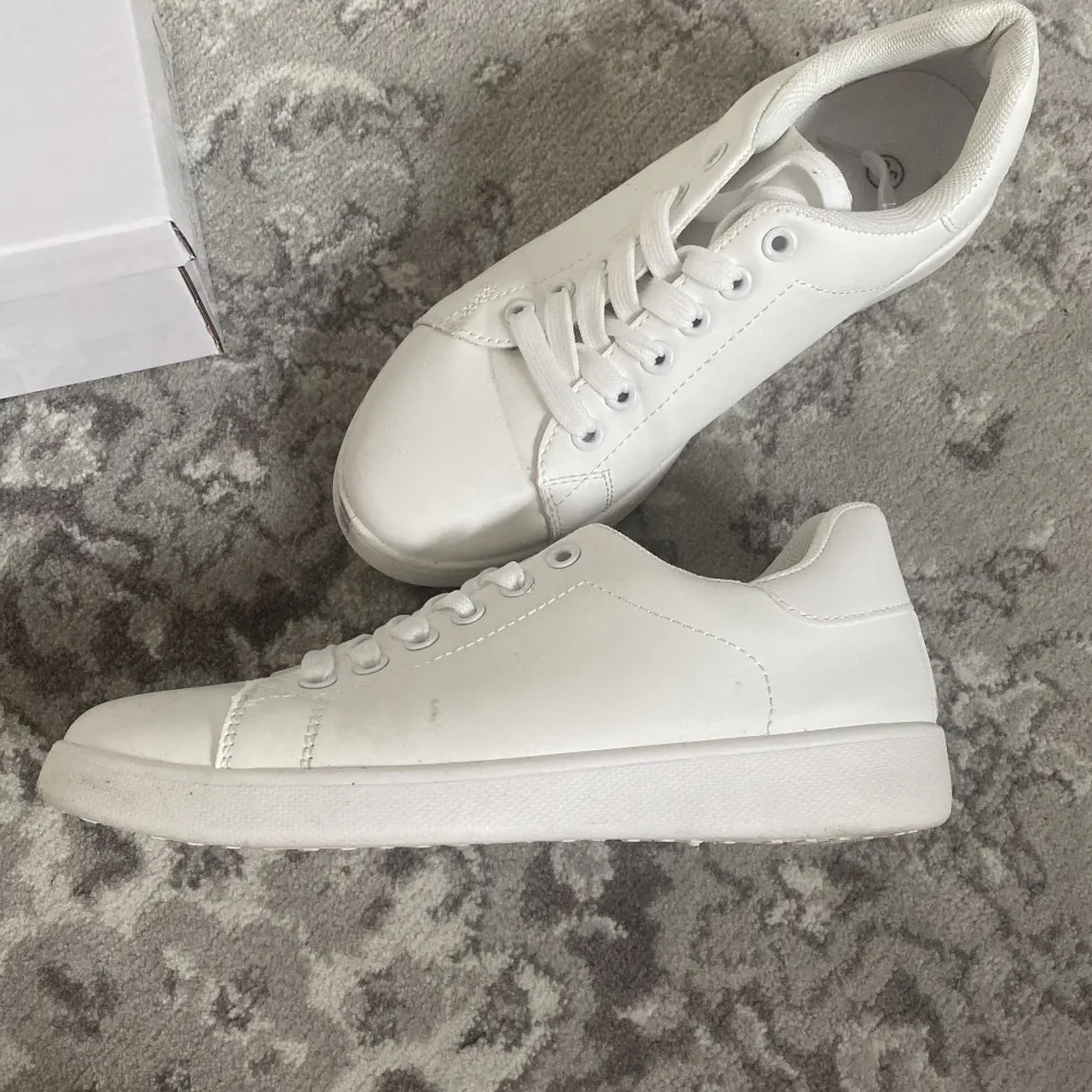 Super söta vit sneakers som ja köpte i fel storlek, bara såna enkla vita som passar till allt , använda en gång!!❤️❤️. Skor.