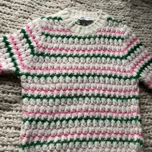 Färgglad stickad topp!!! - Säljer denna fina topp från zara! Säljer eftersom att jag inte använder längre. Prisger går att diskuteras!💘