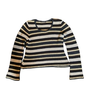 Stickad tröja  - Såå fin stickad randig långärmad med utsvängda armar😍🫶🏻 Som man kan se på sista bilden är den både brun, svart, beige och vit! Skriv privat vid intresse eller frågor😊🫶🏻 Köp-nu funktionen går även bra att använda💞💞