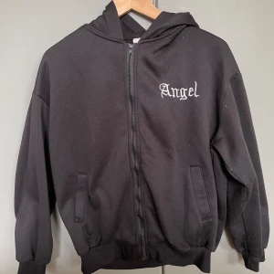 Angel Zip Hoodie - Tröjan är fortfarande i bra skick☺️