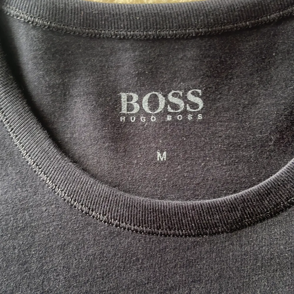 Tjena, säljer en mörkblå Hugo Boss t-shirt       (st M) som är precis som ny. 9/10 skick. Perfekt till sommaren. Hör av dig vid minsta lilla fråga 🙋. Pris kan diskuteras. T-shirts.