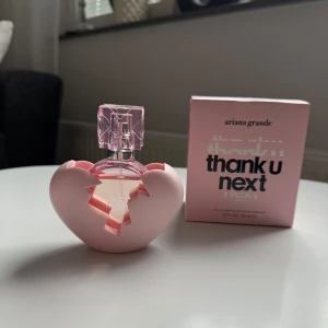Ariana Grande - Thank,u next parfym - Säljer denna Parfym från Ariana Grande då den inte används! luktar super gott och sött. 🩷
