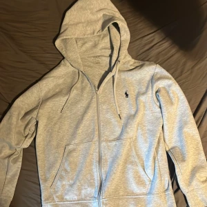 Ralph Lauren Zip Hoodie - En Ralph lauren zip hoodie i storlek S. 10/10 skick knappt använd. Snabba o enkla affärer prioriteras🙌