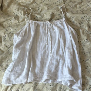 Sommarlinne❤️ - Jättefint sommarlinne från H&M. Använt men har inga tydliga defekter. För mer info kom privat❤️