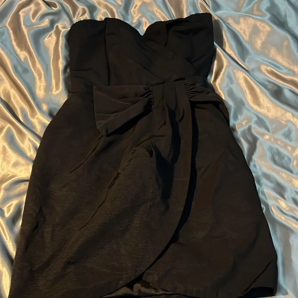 En svart tubbklänning från H&M som ALDRIG kommit till användning. Den måste åka till den som faktiskt kommer använda den, och jag är då inte den.. Klänningar.