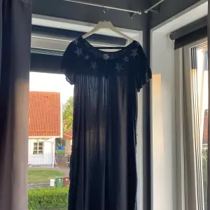 Skit snygg lång svart klänning med stjärn detaljer ifrån saint tropez i storlek xs!💞
