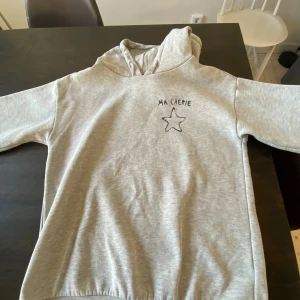 Ma chérie hoodie - Ma chérie hoodie från Gina Young. Den är sliten på några ställen💗.  Skriv för mer info!💕