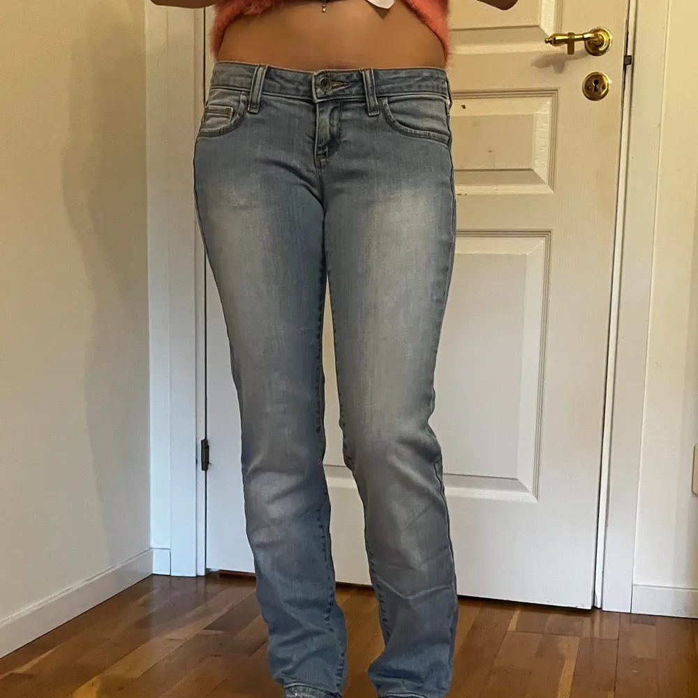 Lågmidjade jeans 🩷Midjemåttet är 34cm och innerbenslängden är 76cm💕. Jeans & Byxor.