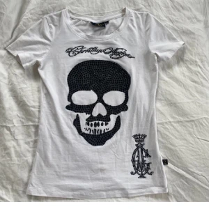 Ed hardy - Den är i nyskick och alla rhinestones är kvar💗